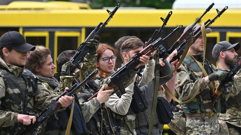 Ukraine huấn luyện tân binh, bao gồm cả phụ nữ (ảnh: RT)