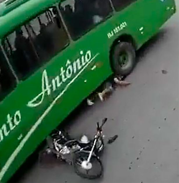 Thanh niên Brazil ngã chúi đầu vào bánh xe buýt.