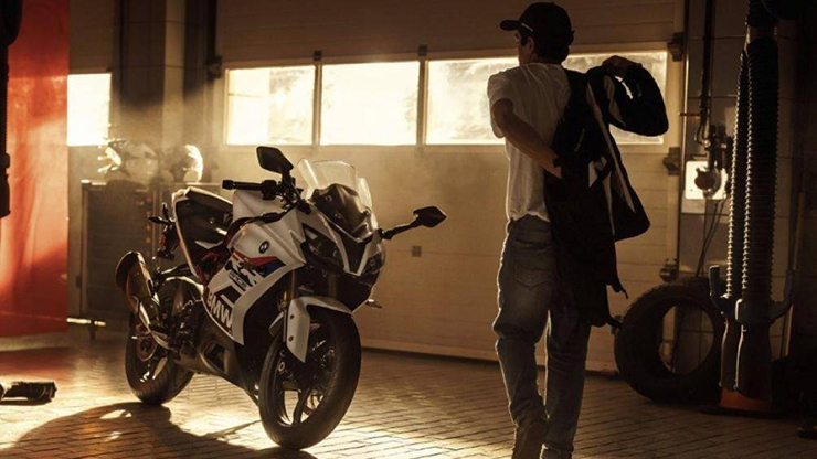 G310RR 2022 được phân phối với 2 màu Trắng Motorrad Sport và Đen Black Storm Metallic
