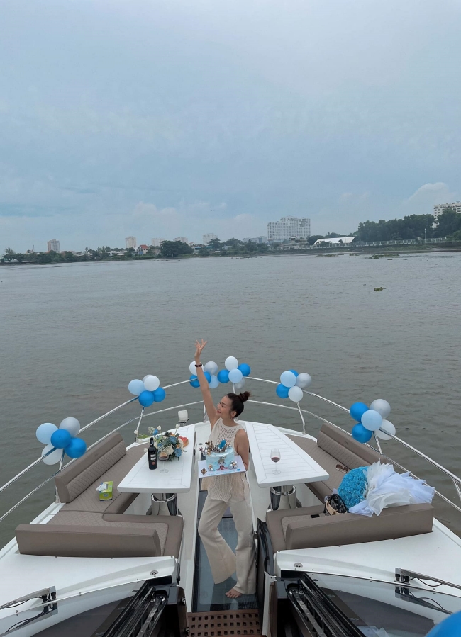 Không tổ chức rầm rộ nhưng tiệc sinh nhật của Thanh Hằng được nhiều người ngưỡng mộ về độ sang trọng.
