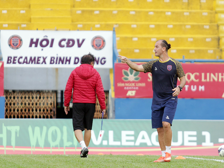 Bóng đá - Có đúng “ông lão” 41 tuổi Huỳnh Kesley đá cặp Tiến Linh ở “Chelsea Việt Nam”?