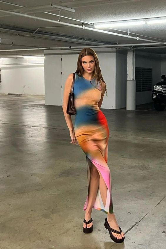 Kendall Jenner gần đây chuộng mốt váy như in trên da - 5