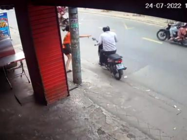 Pháp luật - Nữ nhân viên lao theo kéo chiếc xe máy bị trộm, ngã lăn ra đường bị thương tích