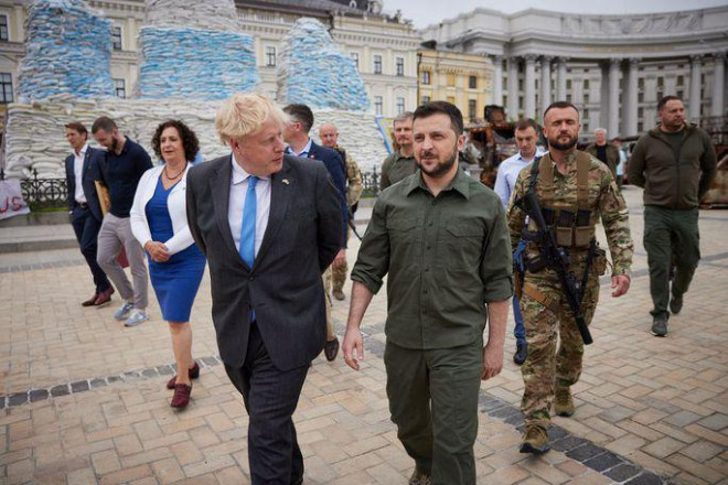 Thủ tướng Anh Boris Johnson và Tổng thống Ukraine Volodymyr Zelenskiy tại Quảng trường Mykhailivska ở Kiev ngày 17-6. Ảnh: Reuters