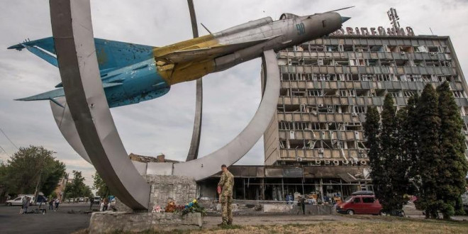 Quân nhân Ukraine tại tượng đài tiêm kích MiG-21 thời Liên Xô của Không quân Ukraine ở TP Vinnytsia (Ukraine) ngày 15-7. Ảnh: Maxym Marusenko/NurPhoto/ GETTY IMAGES