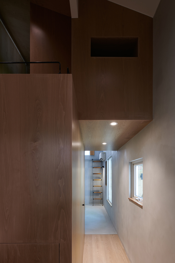 Các kiến trúc sư sử dụng veneer gỗ (ván lạng) để ốp khu vực phòng ngủ, nhằm giảm thiểu sự can thiệp của vật liệu vào trải nghiệm không gian.
