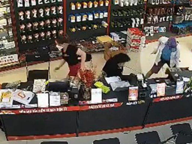 Xông vào cửa hàng điện thoại tấn công nhân viên cướp tiền