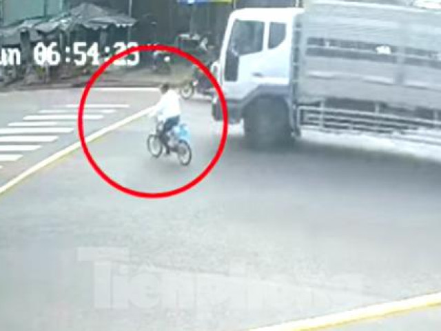 ”Diễn xiếc” giữa giao lộ, người đàn ông bị ô tô đâm trúng