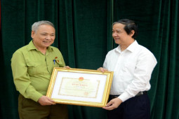 Giáo dục - du học - Thí sinh cao tuổi nhất kỳ thi tốt nghiệp THPT nói gì khi được tặng bằng khen?