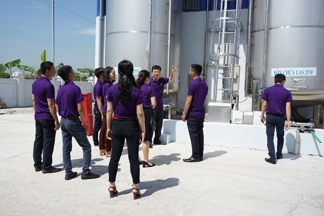 Giám đốc sản xuất nhà máy Komlife hướng dẫn khách hàng tham quan nhà máy.