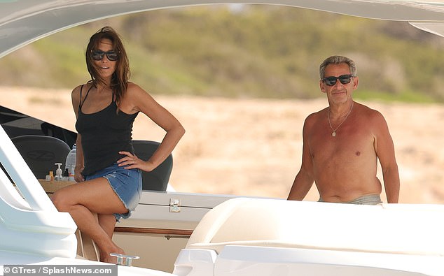Vợ chồng cựu&nbsp;tổng thống Pháp Nicolas Sarkozy nghỉ dưỡng trên du thuyền.