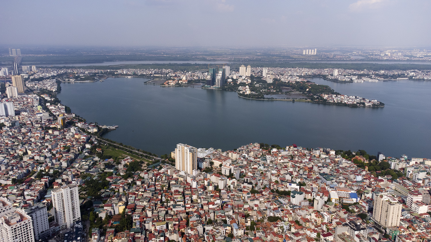 Hồ Tây là hồ nước tự nhiên lớn nhất ở nội thành Hà Nội, với diện tích hơn 500 ha và chu vi khoảng 14,8 km. Hồ Tây được ví như lá phổi khổng lồ, mang lại bầu không khí trong sạch cho những người dân sống xung quanh khu vực nói riêng và Thủ đô nói chung.