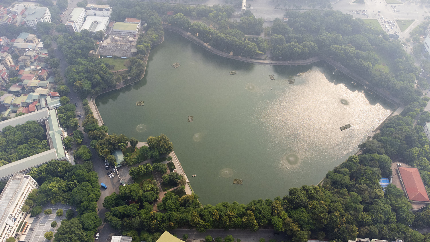 Hồ Nghĩa Tân nằm trong công viên Nghĩa Đô trên phố Nguyễn Văn Huyên, đối diện Bảo tàng Dân tộc học Việt Nam, thuộc quận Cầu Giấy.