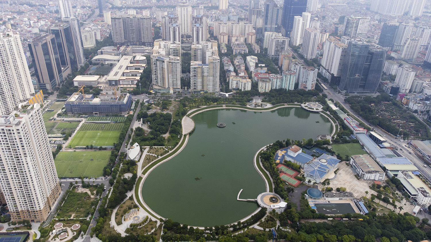 Hồ điều hòa Nhân Chính trong công viên Thanh Xuân (quận Thanh Xuân) nằm giữa khu đô thị hiện đại và sầm uất. Hồ có diện tích hơn 13ha, phần diện tích mặt nước là 8ha, giúp điều hòa không khí khu vực, tạo môi trường trong lành, tươi mát.