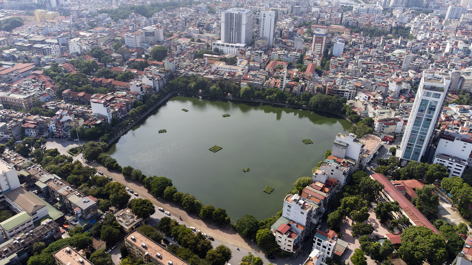 Hồ Xã Đàn (hay hồ Nam Đồng) thuộc Phường Nam Đồng, quận Đống Đa, bao bọc hồ là các tuyến phố Hồ Đắc Di, Trần Hữu Tước và Đặng Văn Ngữ.