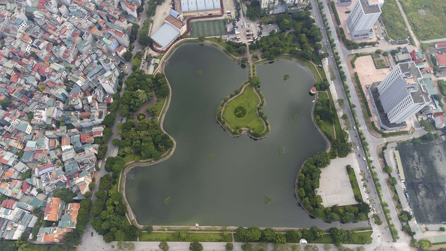 Hồ Đền Lừ nằm tại khu vực trung tâm của Quận Hoàng Mai, Thành phố Hà Nội. Đây là hồ điều hòa và cũng góp phần tạo ra cảnh quan đẹp cho khu dân cư nơi đây. Hồ được cho là trung tâm điều hòa không khí, tạo cảnh quan cho toàn khu đô thị Đền Lừ và đặc biệt là nơi để cư dân trong khu đô thị rộng lớn này tập thể dục và hóng mát.