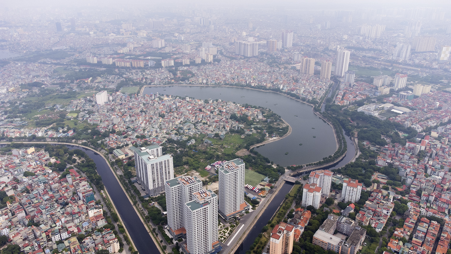 Hồ Láng thuộc Quận Đống Đa, nằm giữa phố Chùa Láng và đại sứ quán Nga. Xung quanh hồ là nơi tập trung đông đúc dân cư, trường học, bệnh viện. Hồ Láng góp phần quan trọng trong việc điều hoà không khí và giảm nhiệt trong những ngày oi bức cho cả vùng.