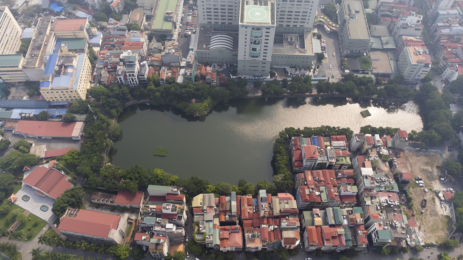  Hồ điều hòa Định Công (Hoàng Mai, Hà Nội) với diện tích gần 22,3 ha, hiện khu vực quanh hồ có 5 khu dân cư.