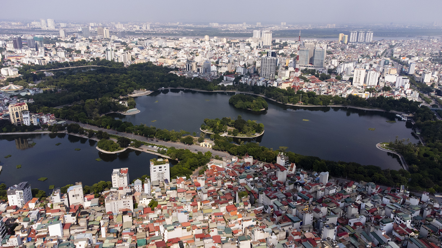 Hồ Bảy Mẫu (quận Hai Bà Trưng) rộng hơn 21 ha, nằm trong công viên Thống Nhất. Giữa hồ có hai đảo Thống nhất và Hòa Bình. Nằm cạnh hồ Bảy Mẫu là hồ Ba Mẫu, được ngăn cách bởi đường Lê Duẩn. Hồ Ba Mẫu (quận Đống Đa) rộng 4,3 ha thuộc hệ thống ao hồ tự nhiên, liên thông với hồ Bảy Mẫu, tạo cảnh quan và điều hòa nước trong khu vực, là nơi mát mẻ, tĩnh mịch, dành cho khách muốn nghỉ ngơi.