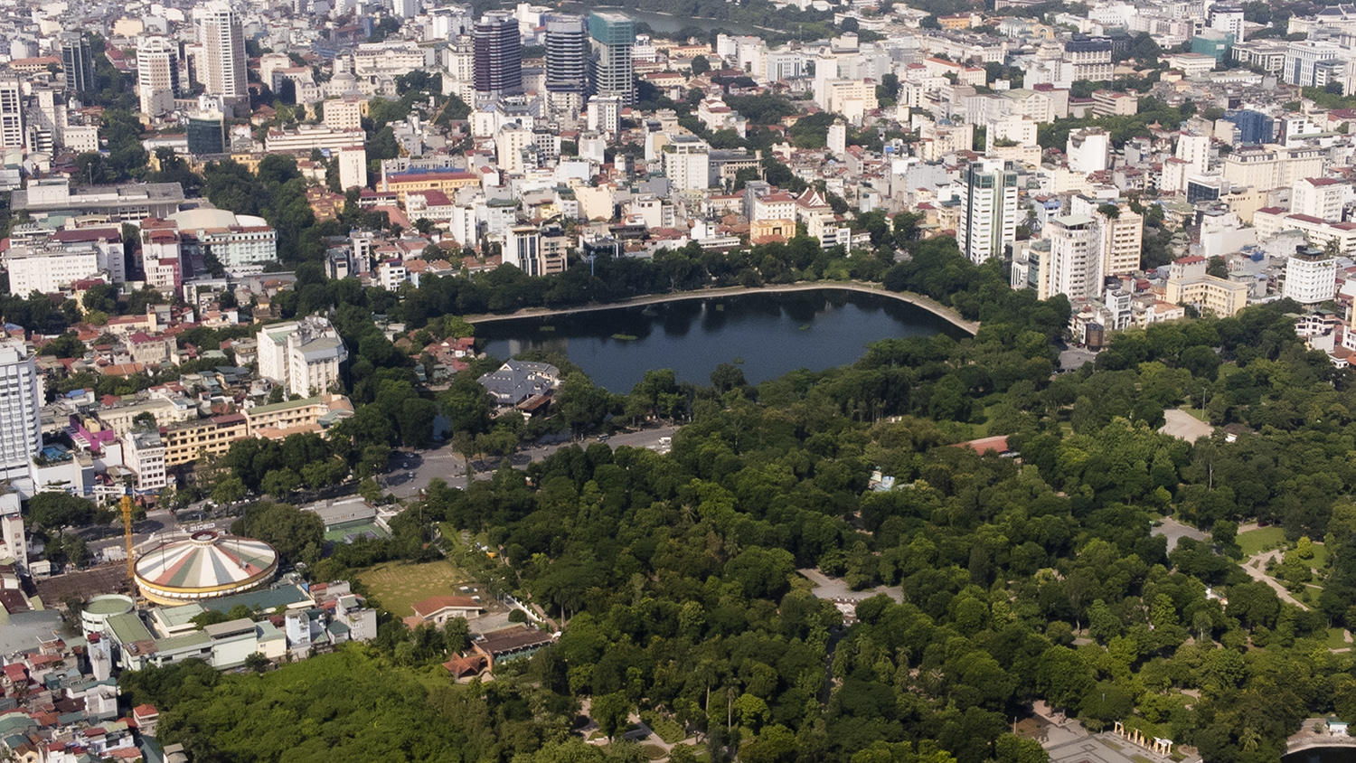 Hồ Thiền Quang còn có tên là hồ Halais (Ha-le) theo tên của phố Nguyễn Du thời Pháp thuộc. Hồ được bao quanh bởi 4 con phố Trần Bình Trọng,Trần Nhân Tông, Quang Trung và Nguyễn Du. Với những hàng cây cổ thụ rợp bóng mát ven hồ, hồ Thiền Quang là địa điểm lý tưởng cho người dân Hà Thành vào những trưa hè oi ả.