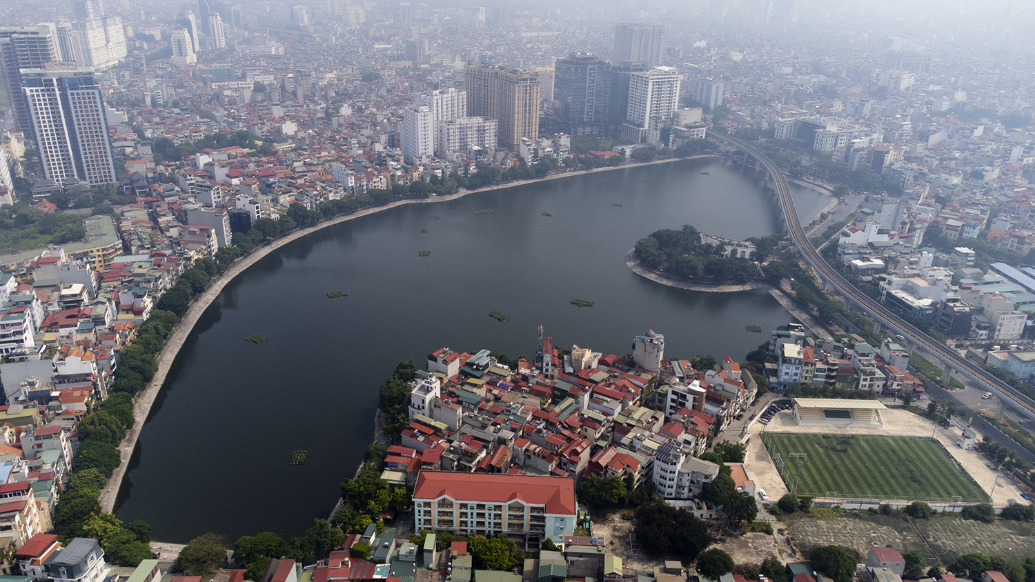 Hồ Hoàng Cầu thuộc địa bàn quận Đống Đa (còn gọi là hồ Đống Đa). Bao quanh là các tuyến phố Hoàng Cầu, Mai Anh Tuấn.