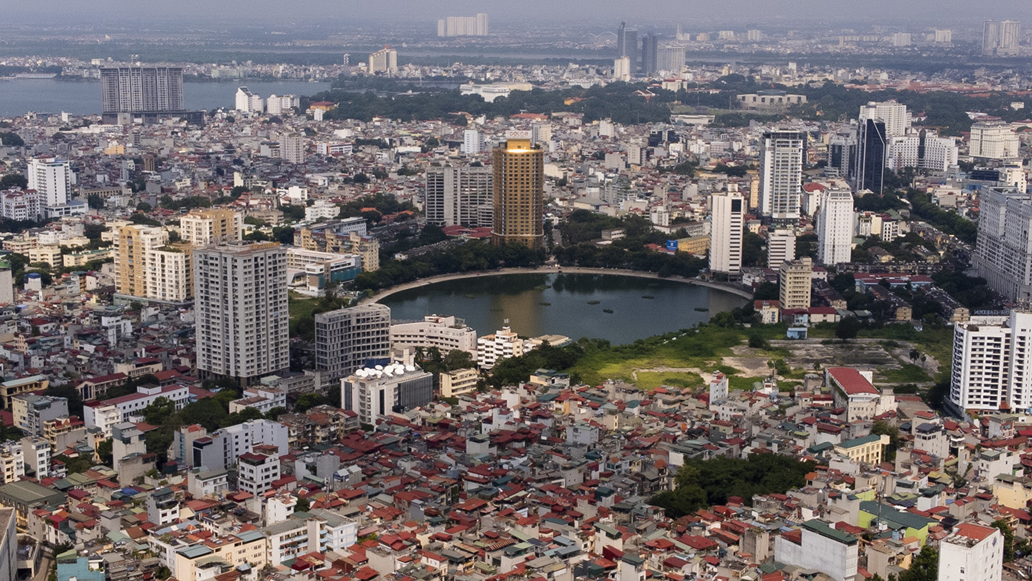 Hồ Giảng Võ rộng 6,8 ha thuộc địa phận quận Ba Đình, có hai phố Trần Huy Liệu và Ngọc Khánh chạy quanh.