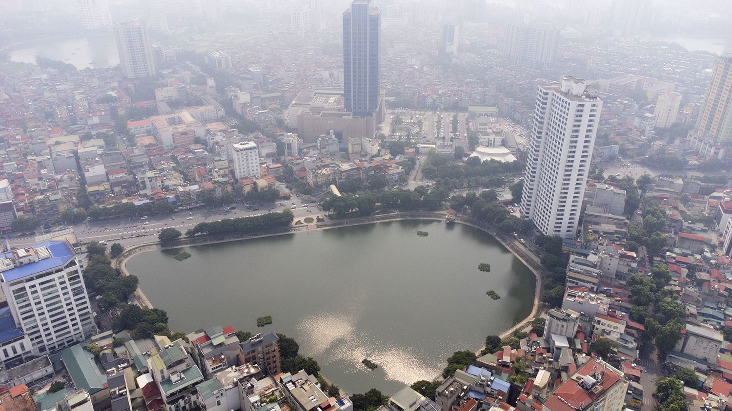 Hồ Ngọc Khánh có diện tích 3,6 ha, nằm trên địa bàn phường Ngọc Khánh, quận Ba Đình, bao quanh là hai tuyến phố Nguyễn Chí Thanh, Phạm Huy Thông. Hồ Ngọc Khánh (quận Ba Đình) là một trong những hồ rộng và thoáng của Thủ đô, được ví như lá phổi xanh giảm nhiệt cho những ngày hè nóng bức.