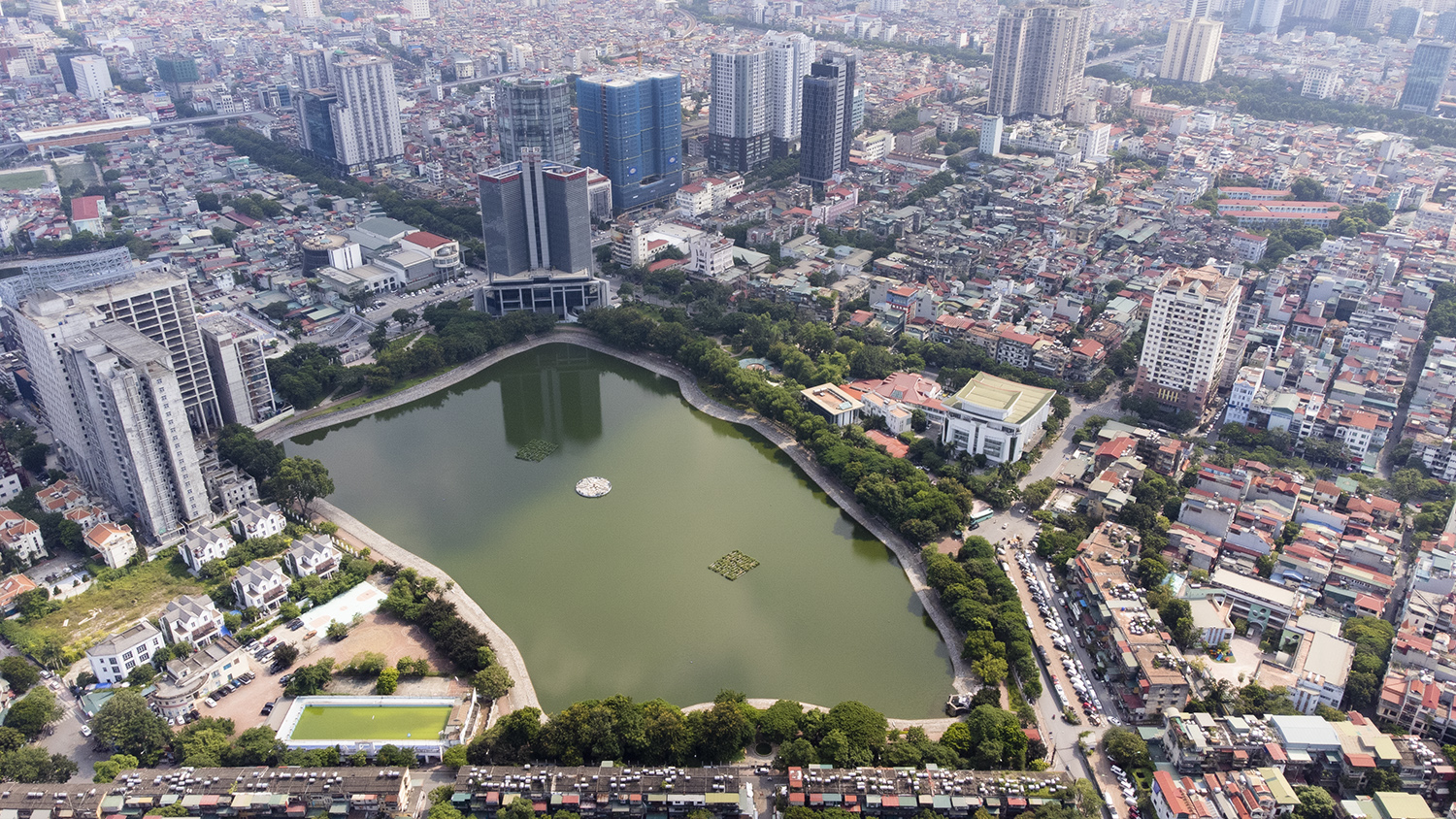 Hồ Thành Công rộng gần 6ha nằm trong khu công viên Indira Gandhi thuộc quận Ba Đình - Hà Nội. Hồ có mặt nước trong xanh và là nơi tập thể dục lý tưởng của người dân sống quanh khu vực này. Hồ Thành Công không những là nơi dành cho người dân đi bộ, ngắm cảnh mà còn giúp bầu không khí của Thủ đô thêm trong lành.