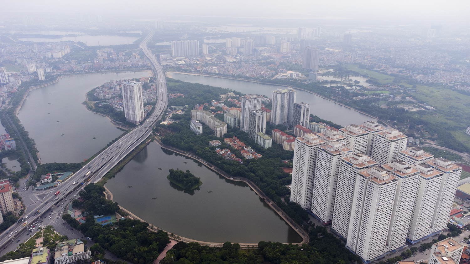 Hồ Linh Đàm là hồ lớn nhất quận Hoàng Mai, sát với phường Văn Điển và huyện Thanh Trì. Hồ Linh Đàm có diện tích mặt nước khoảng hơn 73 ha, có hình chữ U nằm bao quanh bán đảo Linh Đàm, với rất nhiều công viên vui chơi và hệ cây xanh dày đặc tạo nên một bầu không khí hết sức trong lành, góp phần tạo cảnh quan và không khí trong lành cho khu vực phía Nam của thành phố
