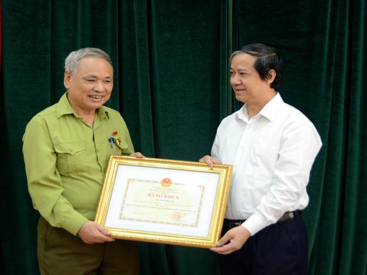 Bộ trưởng Nguyễn Kim Sơn tặng Bằng khen cho ông Nguyễn Huy Kỳ.