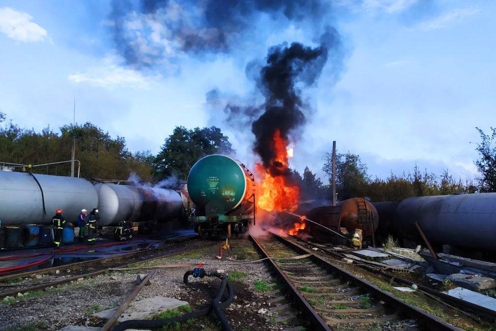 Một kho dầu ở Donetsk bị bắt cháy do giao tranh (ảnh: CNN)