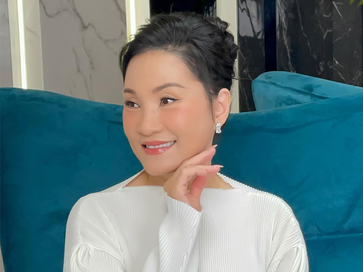 Đời sống Showbiz - Nhan sắc gây ngỡ ngàng của danh hài Hồng Đào ở tuổi U60