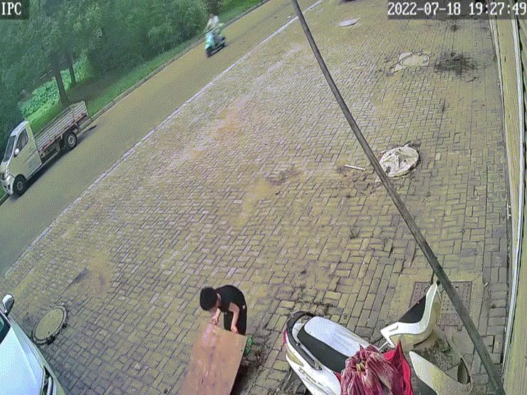 Phi thường - kỳ quặc - Kinh hoàng cảnh bé trai rơi xuống cống và màn giải cứu "nhanh như chớp" của người mẹ