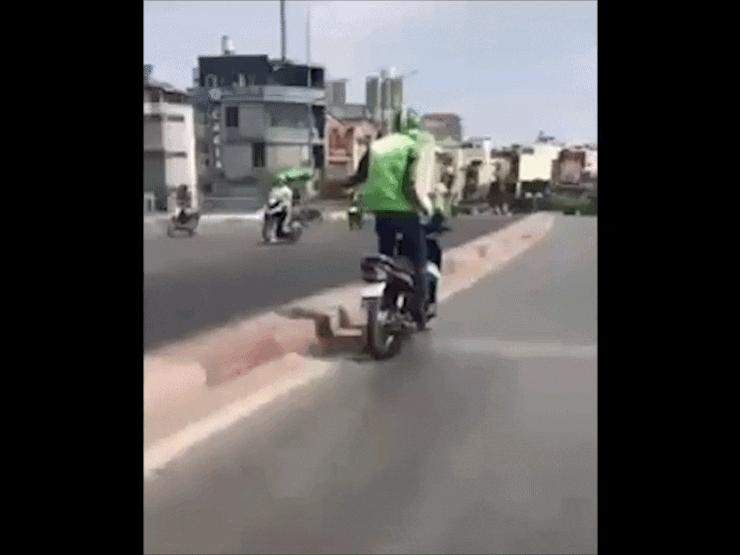 Xe máy - Xe đạp - Clip: Tài xế Grab phóng nhanh thả hai tay "quẩy" tưng bừng trên đường