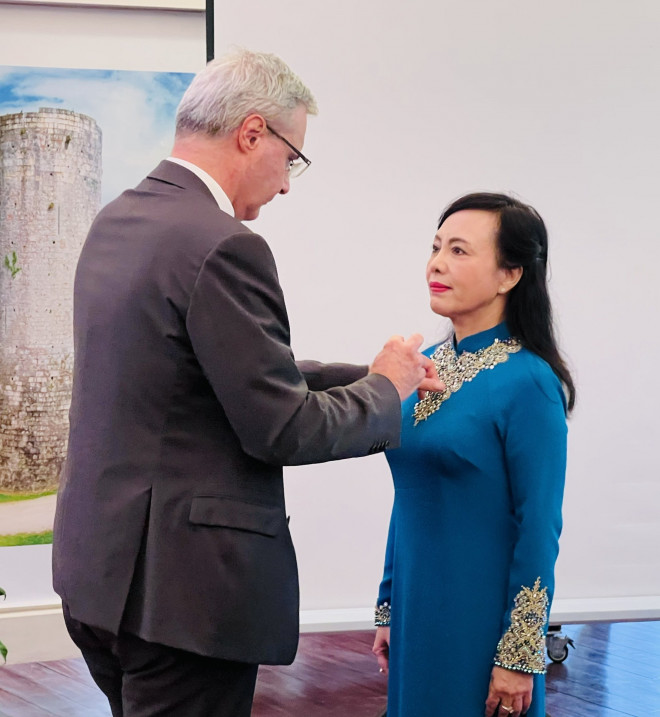 Ngài Đại sứ Nicolas Warnery trao Huân chương Bắc đẩu Bội tinh cho PGS-TS Nguyễn Thị Kim Tiến - Ảnh: Trần Ngọc Kha