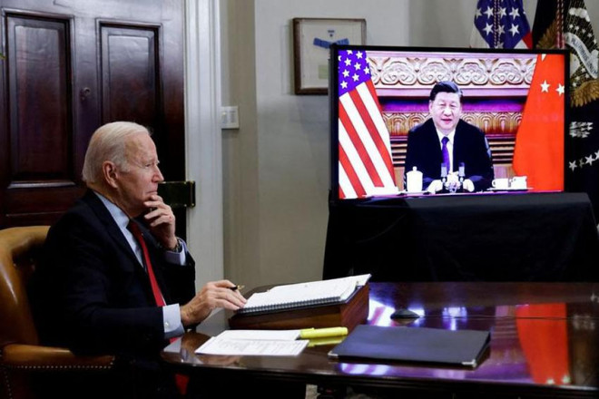 Tổng thống Mỹ Joe Biden (trái) trong một cuộc gặp trực tuyến với Chủ tịch Trung Quốc Tập Cận Bình, hồi tháng 11-2021. Ảnh: REUTERS