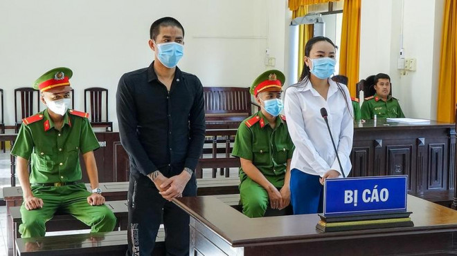Hai bị cáo Nguyễn Tiến Dũng và Lê Thị Thùy Linh tại tòa. Ảnh: VĂN VŨ