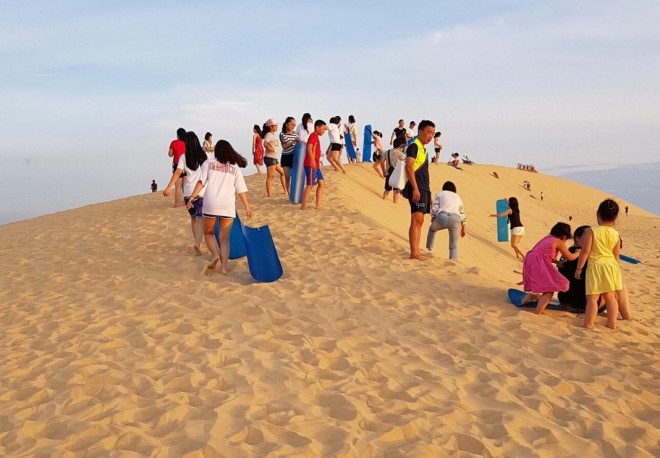 Đến cồn cát Quang Phú trải nghiệm trò chơi trượt cát, lái xe địa hình - 4