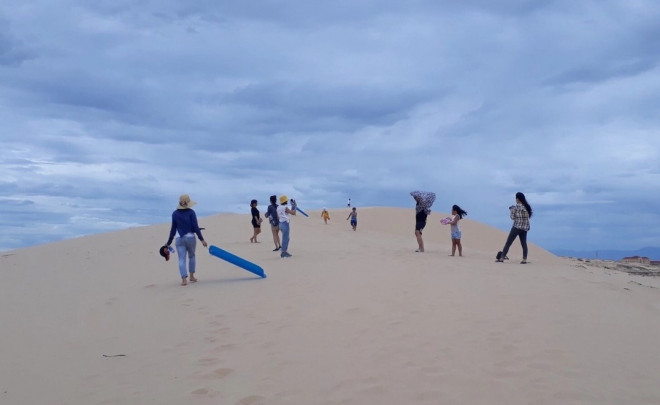 Đến cồn cát Quang Phú trải nghiệm trò chơi trượt cát, lái xe địa hình - 3