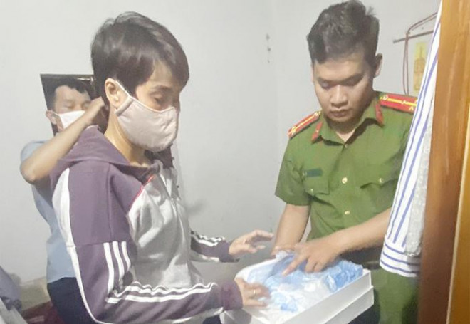 Cơ quan Cảnh sát điều tra Công an TX Ba Đồn thực hiện Lệnh khám xét khẩn cấp chỗ ở của Tạ Thị Kiều Nga.