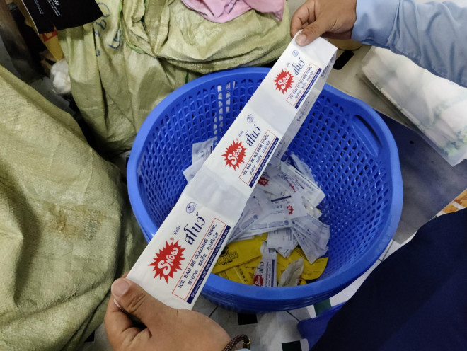 Cận cảnh khăn ướt giả mạo nhãn hiệu đã được bảo hộ tại Việt Nam, đang được gia công, sản xuất tại Hợp tác xã Giấy Đồng Tâm (tại đường số 6, KCN Hòa Khánh, phường Hòa Khánh Bắc, Liên Chiểu).