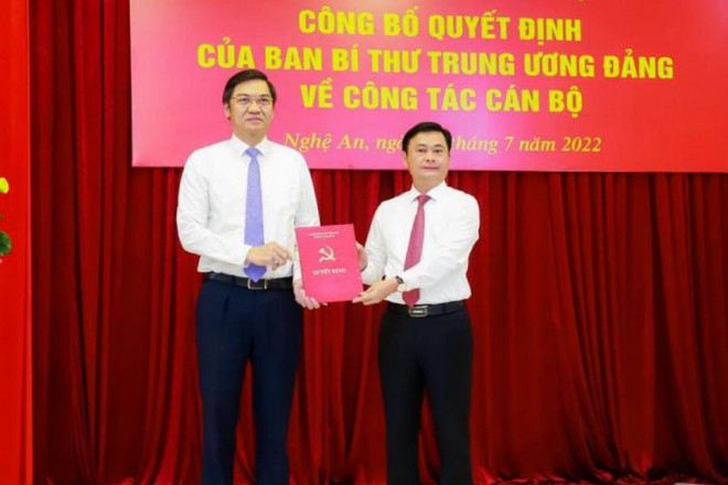 Ông Thái Thanh Quý, Bí thư Tỉnh ủy Nghệ An trao quyết định của Ban Bí thư về việc chuẩn y ông Hoàng Nghĩa Hiếu, Ủy viên Ban Thường vụ Tỉnh ủy, Phó Chủ tịch UBND tỉnh Nghệ An giữ chức Phó Bí thư Tỉnh ủy Nghệ An. Ảnh: NTV