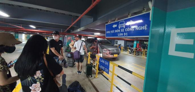 Hành khách chờ xe công nghệ ở làn D1, sân bay Tân Sơn Nhất