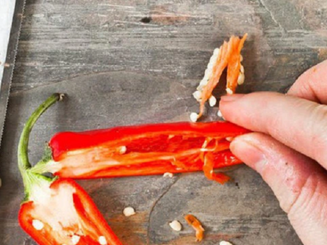 Ẩm thực - "Ám ảnh" cắt ớt bỏng rát tay sẽ không còn nếu bạn biết mẹo hay này