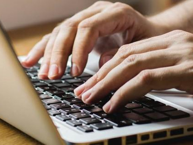 Bạn trẻ - Cuộc sống - Mở máy tính của vợ để cho con xem phim hoạt hình, chồng hoảng sợ khi nhìn thấy thứ bên trong