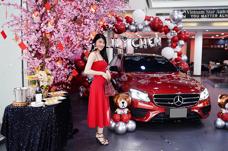 "Ngọc nữ Bolero" Lily Chen tậu 4 xế hộp Mercedes trong vòng 18 tháng - 1