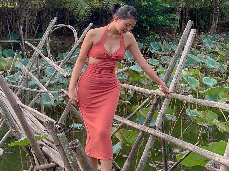 Người đẹp Nghệ An diện váy bodycon chụp hình ở hồ sen được khen nổi hơn hoa