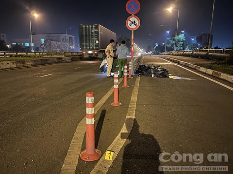 Hiện trường vụ xe máy tông cột biển báo giao thông.