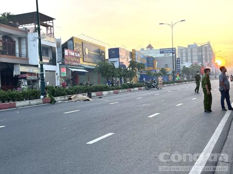 Xe máy tông cột đèn chiếu sáng rồi văng xa.