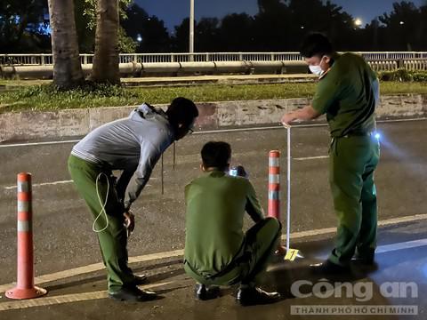 Công an khám nghiệm hiện trường.